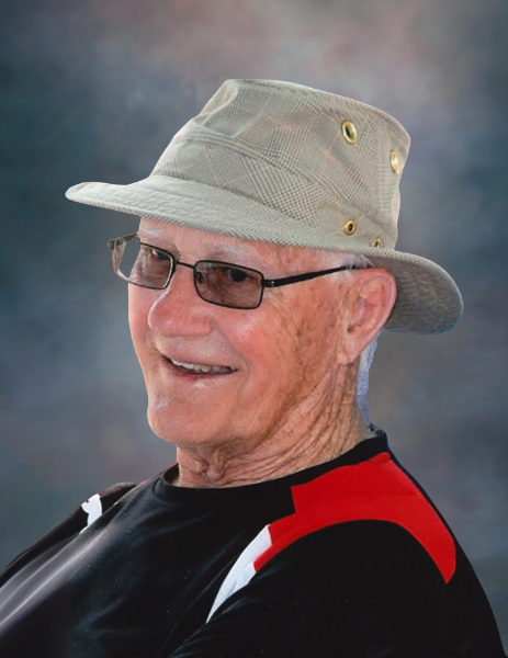 Smiling elderly man wearing glasses and a hat
