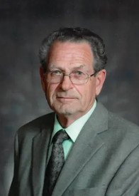 Man in suit and glasses, formal portrait.