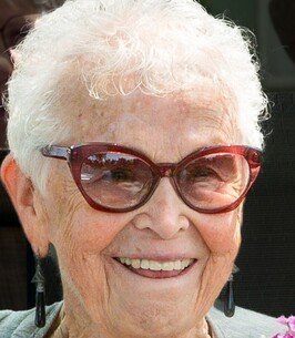 Enid Bernice Mountjoy (Blackburn) center 266x305 14714672